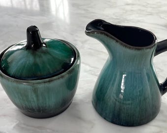 Juego de crema y azúcar de cerámica estilo MCM con esmalte verde goteo de Blue Mountain Pottery