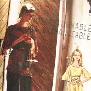 Könnte beinhalten: Zwei Frauen in Vintage-Kleidung. Die Frau links trägt ein langärmeliges Oberteil mit Blumendruck und eine schwarze Shorts. Die Frau rechts trägt ein gelbes Kleid mit Gürtel und langen Ärmeln. Der Text "TURNABLE & CHANGEABLE" ist auf der rechten Seite des Bildes sichtbar.