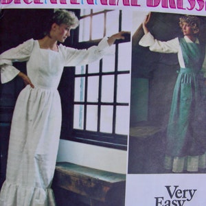 Könnte beinhalten: Ein Vintage-Schnittmuster für zwei Kleider. Das Schnittmuster ist für ein weißes Kleid mit einem Rüschen-Saum und ein blaues Kleid mit einer Schürze. Das Schnittmuster ist mit "Very Easy Vogue" gekennzeichnet und die Schnittmuster-Nummer ist 1468.