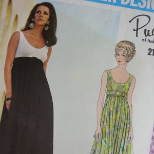 Op de afbeelding: Twee patronen voor damesjurken. De eerste jurk is een zwart-witte, mouwloze jurk met een aansluitend lijfje en een zwierige rok. De tweede jurk is een groen-witte, mouwloze jurk met een aansluitend lijfje en een zwierige rok. Het patroon is van Pucci uit Italië.