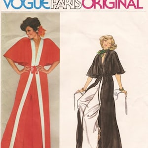 Könnte beinhalten: Ein Vintage-Schnittmuster für einen langen, fließenden Jumpsuit mit V-Ausschnitt und weitem, fließendem Ärmel. Das Schnittmuster ist für Größe 1323 und von Lanvin.