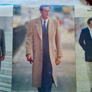 以下が含まれることがあります： 3つの男性用コートのデザインが描かれたヴィンテージの裁縫パターン。コートはグレー、タン、ネイビーなど様々な色があります。パターンにはサイズ範囲38-40-42が含まれています。この画像は、男性用アウターウェアのレトロな広告です。