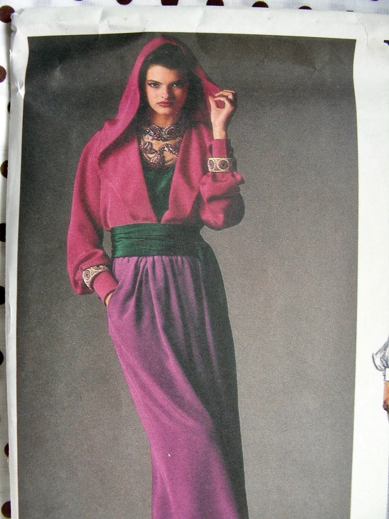 UNCUT NINA RICCI Designer Vogue Pattern 1721 Beautiful Evening Length Skirt Wrap Blouse Hoodie Top /& Sash Size 14 bust 36