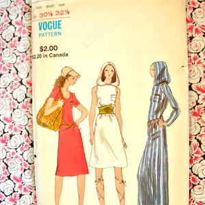 Op de afbeelding: Vintage naaipatroon voor een jurk met een wit, blauw en rood gestreept patroon. Het patroon is van Miss Vogue Patterns en heeft nummer 7984. Het patroon is voor maten 6, 30 1/2 borstomvang en 32 1/2 heupomvang.