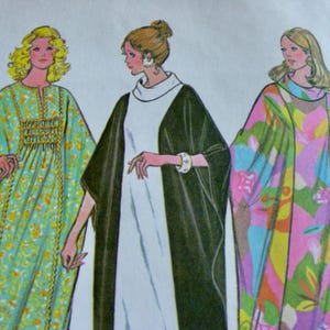 Peut inclure: Trois robes longues et fluides de motifs différents. La première robe est à imprimé floral vert et jaune avec une taille froncée. La deuxième robe est noire et blanche avec un col montant et des manches longues. La troisième robe est à imprimé abstrait rose, bleu et vert avec une taille froncée.