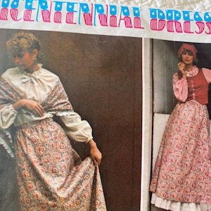 Könnte beinhalten: Ein Vintage-Schnittmuster mit dem Titel "Bicentennial Dresses" mit zwei Frauen in historischen Kleidern. Eine Frau trägt einen floralen Rock, einen Schal und eine Bluse. Die andere trägt einen langen floralen Rock, eine rosa Bluse und eine rote Weste.