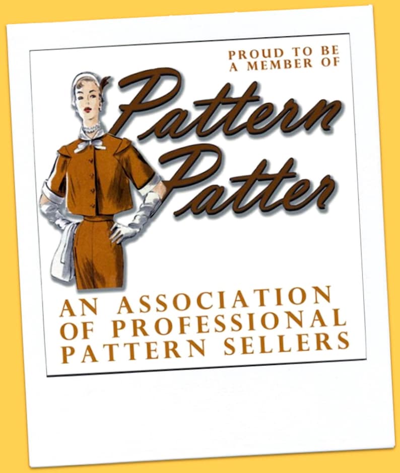 Op de afbeelding: Een witte kaart met bruine tekst die luidt "Proud to be a member of Pattern Patter, An Association of Professional Pattern Sellers". In de linkerbovenhoek is een vrouw in een bruine jurk en witte handschoenen afgebeeld.