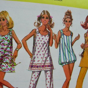 Peut inclure: Quatre robes sans manches pour femmes, chacune avec un motif et un style différents. Les robes sont de différentes couleurs, notamment le vert, le blanc, le bleu et le jaune. Toutes les robes sont au niveau du genou et ont un style simple et décontracté.