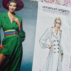 Könnte beinhalten: Zwei Modeillustrationen für ein Original-Design von Emanuel Ungaro für Vogue Paris. Die erste Illustration zeigt eine Frau in einem grünen Kleid mit einem bunten Gürtel und einem breitkrempigen Hut. Die zweite Illustration zeigt eine Frau in einem weißen Kleid mit doppelreihigem Verschluss und einem Gürtel.