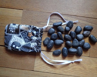 Runas nórdicas, conjunto de piedras de río negras