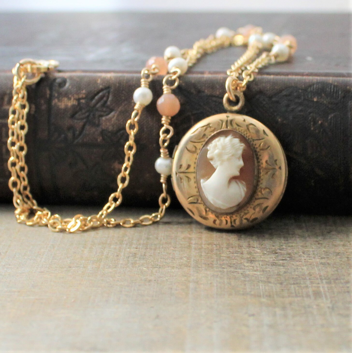 Gold Cameo Locket Necklace, Round Gold Locket, Unique Locket Pendant, Gold Photo Locket, Gold Picture Locket, Keepsake Push Gift for Mom