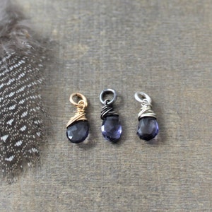 K&ouml;nnte beinhalten: Drei Amethyst-Anh&auml;nger, die mit Draht umwickelt sind. Die Anh&auml;nger sind in den Ausf&uuml;hrungen Gold, Silber und Gunmetal erh&auml;ltlich.