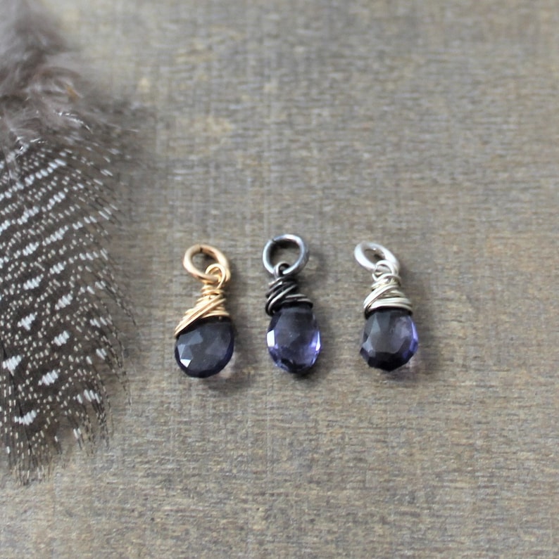 K&ouml;nnte beinhalten: Drei Amethyst-Anh&auml;nger, die mit Draht umwickelt sind. Die Anh&auml;nger sind in den Ausf&uuml;hrungen Gold, Silber und Gunmetal erh&auml;ltlich.