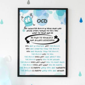 K&ouml;nnte beinhalten: Ein schwarzer gerahmter Poster mit einem blauen und wei&szlig;en Comic-Monster mit dem Wort "OCD" in einem blauen Kreis. Das Poster enth&auml;lt Text, der lautet: "Der ungeladene Tyrann in deinem Kopf, der nie aufh&ouml;rt, dir zu sagen, was du denken und tun sollst. Sei nett zu dir selbst und denk immer daran, dass du die Kontrolle hast, nicht der Tyrann. Du bist kl&uuml;ger als der Tyrann. Du bist mutiger als der Tyrann. Der Tyrann l&uuml;gt dich an. Der Tyrann k&uuml;mmert sich nicht um dich. Der Tyrann will, dass du Angst hast. Der Tyrann will nicht, dass du dich wehrst. Der Tyrann will nicht, dass du gl&uuml;cklich bist. Der Tyrann ist gl&uuml;cklich, wenn du ungl&uuml;cklich bist. Der Tyrann ist gl&uuml;cklich, wenn du Angst hast."