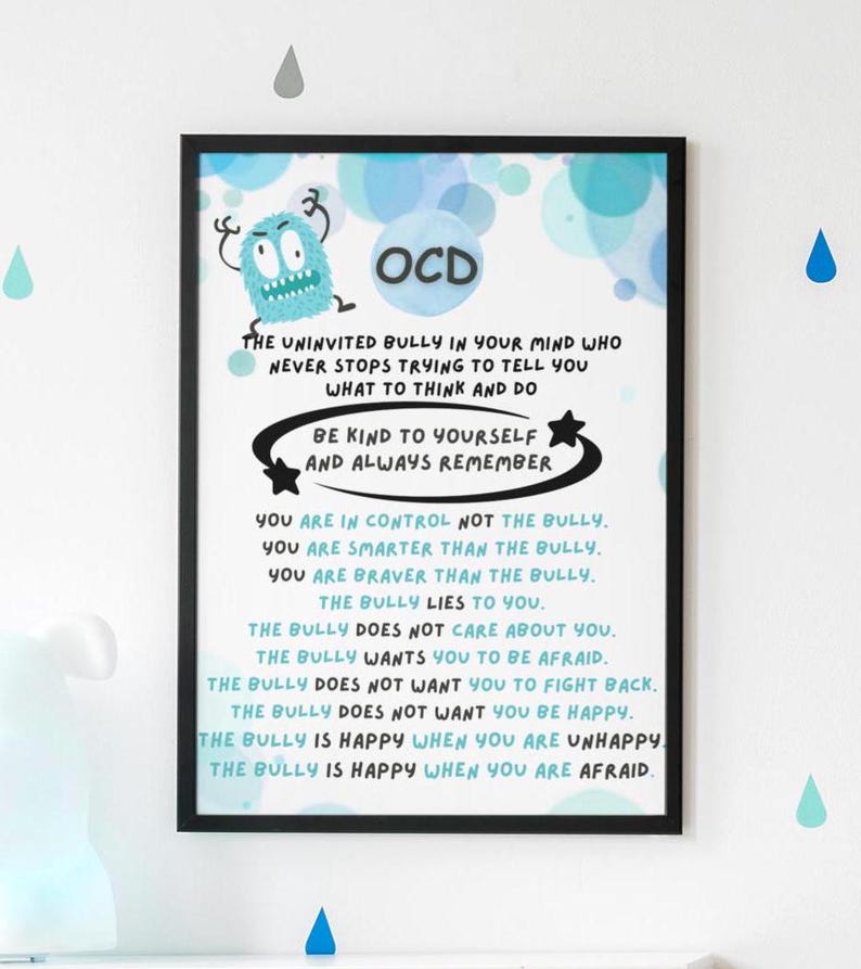 K&ouml;nnte beinhalten: Ein schwarzer gerahmter Poster mit einem blauen und wei&szlig;en Comic-Monster mit dem Wort "OCD" in einem blauen Kreis. Das Poster enth&auml;lt Text, der lautet: "Der ungeladene Tyrann in deinem Kopf, der nie aufh&ouml;rt, dir zu sagen, was du denken und tun sollst. Sei nett zu dir selbst und denk immer daran, dass du die Kontrolle hast, nicht der Tyrann. Du bist kl&uuml;ger als der Tyrann. Du bist mutiger als der Tyrann. Der Tyrann l&uuml;gt dich an. Der Tyrann k&uuml;mmert sich nicht um dich. Der Tyrann will, dass du Angst hast. Der Tyrann will nicht, dass du dich wehrst. Der Tyrann will nicht, dass du gl&uuml;cklich bist. Der Tyrann ist gl&uuml;cklich, wenn du ungl&uuml;cklich bist. Der Tyrann ist gl&uuml;cklich, wenn du Angst hast."