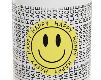 Può includere: Tazza in ceramica bianca con interno giallo e un grande adesivo giallo con la faccina sorridente. L'adesivo dice "Happy" intorno alla faccina sorridente e "I hate this fucking place" intorno alla tazza.