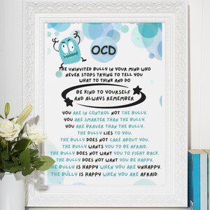 K&ouml;nnte beinhalten: Ein blaues und wei&szlig;es druckbares Poster mit einem Monster aus der Zeichentrickserie und dem Text "OCD" sowie einer Botschaft zum Umgang mit Zwangsst&ouml;rungen.