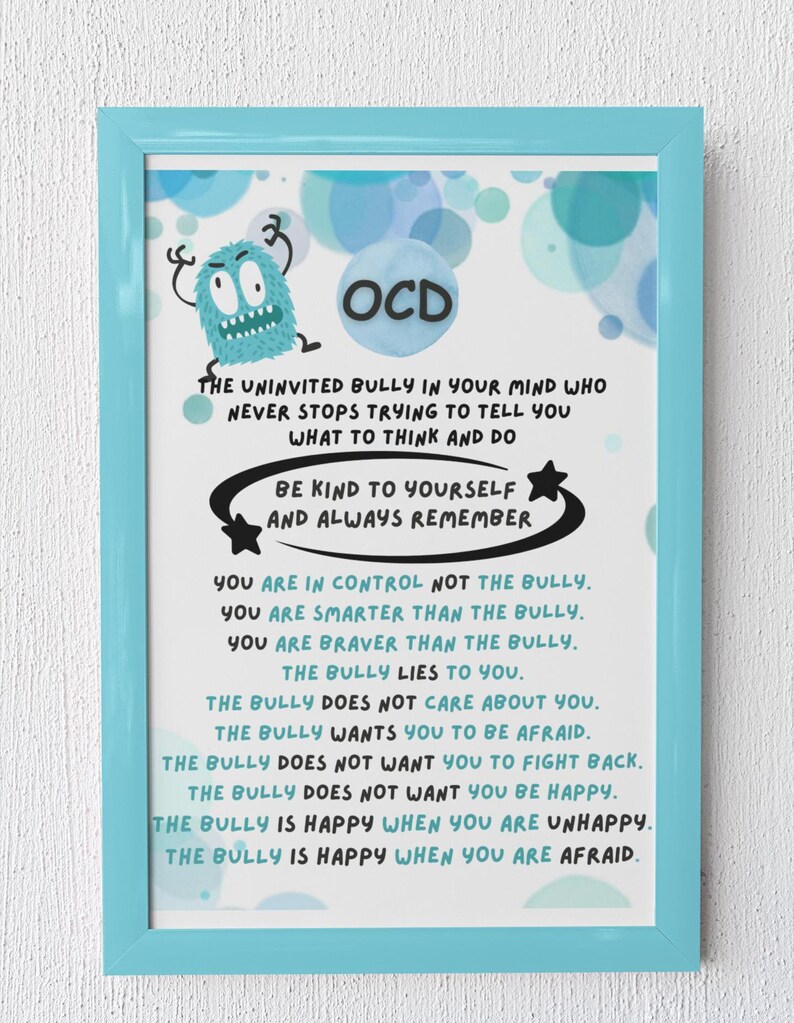 K&ouml;nnte beinhalten: Ein blauer gerahmter Poster mit einem Monster aus einer Zeichentrickfigur und dem Text "OCD" in einem Kreis. Der Poster enth&auml;lt Text, der lautet: "Der ungeladene Tyrann in deinem Kopf, der nie aufh&ouml;rt, dir zu sagen, was du denken und tun sollst. Sei nett zu dir selbst und denk immer daran..." und f&auml;hrt mit einer Liste von Aussagen &uuml;ber die &Uuml;berwindung negativer Gedanken fort.