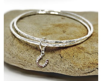 Dos brazaletes de plata con dije de herradura - Brazaletes de plata contrastados - Brazaletes de plata esterlina - Brazaletes de la suerte - Brazalete con dije de herradura