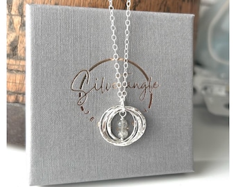 Collar Möbius de plata de ley con labradorita facetada – Anillos entrelazados martillados (15 mm)