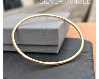 Brazalete ovalado chapado en oro de 14 quilates