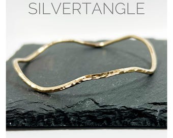 Brazalete ondulado relleno de oro de 14 quilates - Pulsera de oro martillado