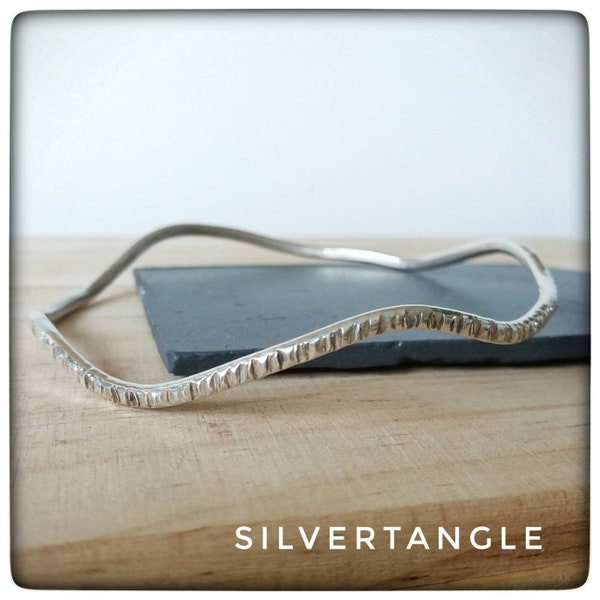 Light Recycled Wavy Bangle