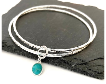 Dos brazaletes de plata con dije de turquesa - Plata martillada - Brazaletes con dije de turquesa - Brazaletes apilables con sello de garantía - Brazalete de plata con sello de garantía