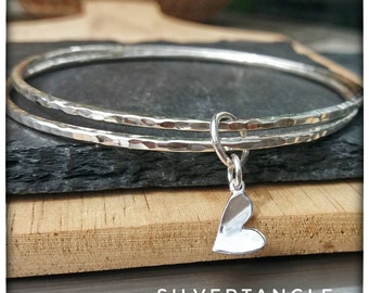 Pulseras de plata de ley con dije de corazón curvo - Plata martillada - Acabado texturizado - Pulseras apilables con sello distintivo - Pulseras de plata de ley