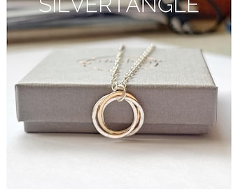 Collar con anillo Möbius de metales mixtos: plata de ley y oro laminado de 14 quilates.