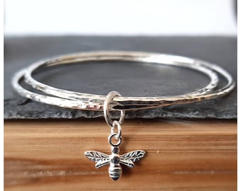 Dos pulseras de plata con dije de abeja - Plata martillada - Acabado texturizado - Pulseras apilables con sello distintivo - Pulseras redondas de abeja - Plata de ley