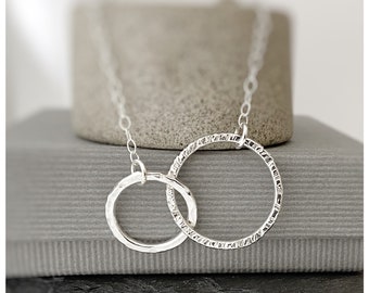 Collier cercles entrelacés en argent - collier cercles entrelacés - collier en argent martelé - collier cercle en argent - frais de port gratuits au Royaume-Uni