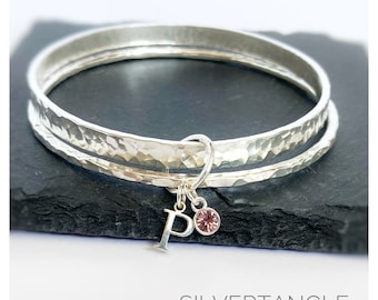 Conjunto de brazaletes personalizados de plata de ley con sello distintivo - Conjunto de brazaletes planos redondos de plata - Brazalete martillado de plata de ley - Brazalete texturizado de plata