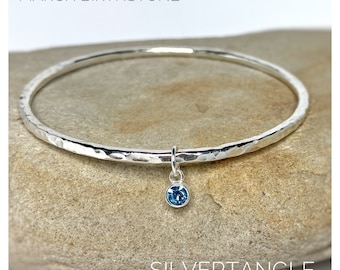 Brazalete redondo de plata de ley con piedra natal contrastada - Brazalete redondo de plata martillada - Brazalete con piedra natal de marzo - Brazalete de plata
