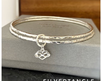 Dos brazaletes de plata con corazón infinito - Brazalete de plata de ley con sello distintivo - Acabado texturizado - Brazaletes apilables con sello distintivo - Brazaletes redondos