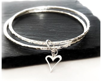 Brazalete de plata con corazón - Brazalete de plata martillada - Brazalete redondo de plata - Brazaletes apilables con sello de garantía - Brazaletes redondos - Plata de ley