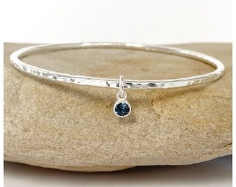 Brazalete redondo de plata de ley con piedra de nacimiento y sello distintivo - Brazalete redondo de plata martillada - Brazalete con piedra de nacimiento de diciembre - Brazalete de plata