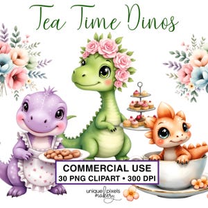 Può includere: Illustrazione ad acquerello con tre adorabili dinosauri dei cartoni animati. Uno è viola e indossa un grembiule, un altro è verde con una corona floreale e il terzo è arancione in una tazza da tè. Il testo "Tea Time Dinos" e "Commercial Use" è incluso.