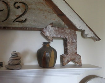 Vintage metal arrow/ Directional tin arrow sign/ Arrow decor for primitive and rustic decorating