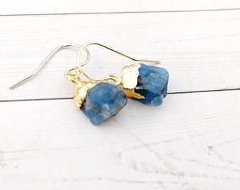 Pendientes colgantes modernos de azul cobalto y oro, colgantes de piedra de apatita, pequeñas gotas de apatita natural cruda, accesorio para orejas de encanto pequeño de cristal crudo