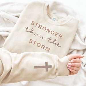 Stärker als der Sturm Sweatshirt oder Hoodie, christliche Kleidung, auf Glauben basierende Inspiration, christlicher Stil Rundhalsausschnitt, Geschenk für Freund