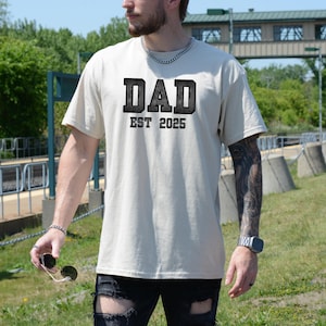 Tshirt papa est 2025, chemise papa personnalisée, papa personnalisé, faire-part de grossesse pour papa, cadeau pour papa, chemise nouveau papa, chemise fête des pères