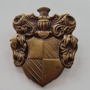 Rare Antique Noble Family Crest Brooch – Vintage Brass Heraldic Pin – Collectible Coat of Arms Jewelry – Unique Royal Insignia Brooch