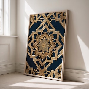 Op de afbeelding: Een ingelijste kunstdruk met een gouden geometrisch ontwerp op een donkerblauwe achtergrond. Het ingewikkelde patroon heeft een stervormig midden en is gevat in een lichtgekleurde houten lijst. Het kunstwerk leunt tegen een witte muur.