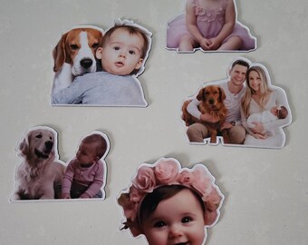 Könnte beinhalten: Fünf verschiedene Foto-Karten mit Kindern und Hunden. Die Karten sind auf weißem Karton gedruckt und haben einen weißen Rand. Die erste Karte zeigt einen kleinen Jungen und einen Beagle. Die zweite Karte zeigt ein kleines Mädchen in einem rosa Kleid und einer Blume im Haar. Die dritte Karte zeigt ein kleines Mädchen mit einer rosa Blumenkrone. Die vierte Karte zeigt ein kleines Mädchen und einen Golden Retriever. Die fünfte Karte zeigt eine dreiköpfige Familie mit einem Golden Retriever.