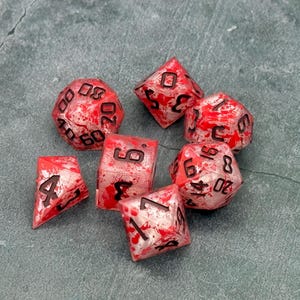 Slaughter - Einzigartiges handgemachtes RPG 7-Würfel Set mit Blood Splatter Design für Rollenspiel-Abenteuer