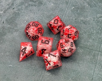 Slaughter: unieke handgemaakte RPG-set met 7 dobbelstenen en bloedspetters voor avonturen na het spelen