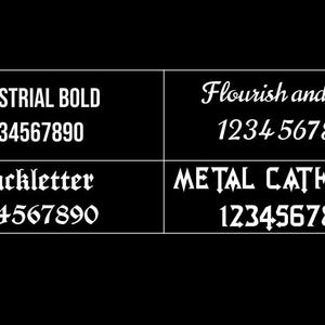 Op de afbeelding: Een zwart-witte afbeelding die verschillende lettertypen laat zien met de nummers 1234567890. De lettertypen omvatten Industrial Bold, Blackletter, Flourish and Flow en Metal Cathedral.