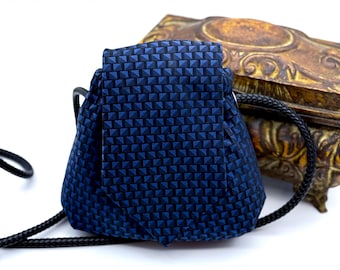 Bolso bandolera pequeño hecho con corbata reciclada: azul y negro, correa ajustable.