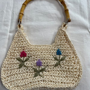 Cartera con asa de bambú y flores de Charter Club